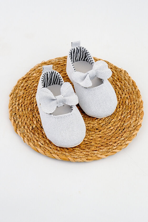 Beyaz Fiyonklu Kız Bebek Patiği – Rahat İlk Adım Ayakkabısı Yumuşak Kız Bebek Ayakkabısı